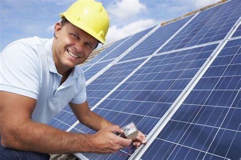 Installateur de panneaux solaires photovoltaïques : fiche métier.